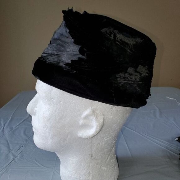 Vintage 1950's Black Velvet With Unique Leaf Design Accent Box Hat - Picture 5 of 5